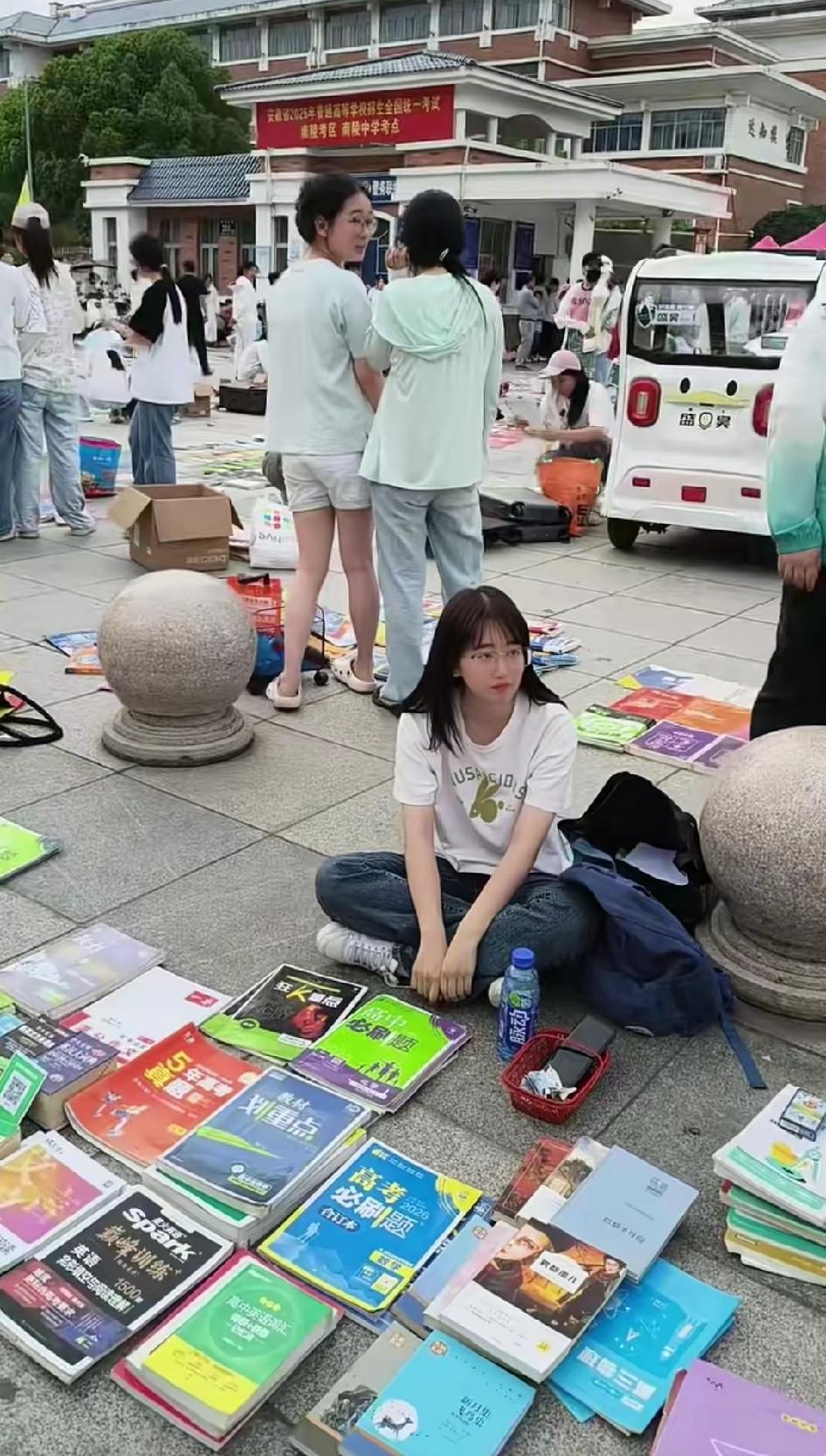 高考一结束，满街卖书的学子，这些都是他们这些年付出的心血和汗水。
在高考一结束的