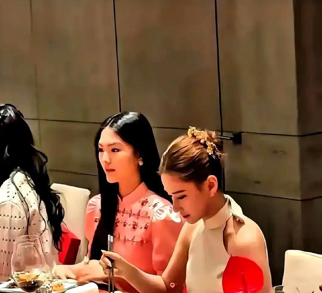 14岁王诗龄坐进10万饭局
 
何超莲就坐对面，赌王千金亲自给她布菜。李湘一句话