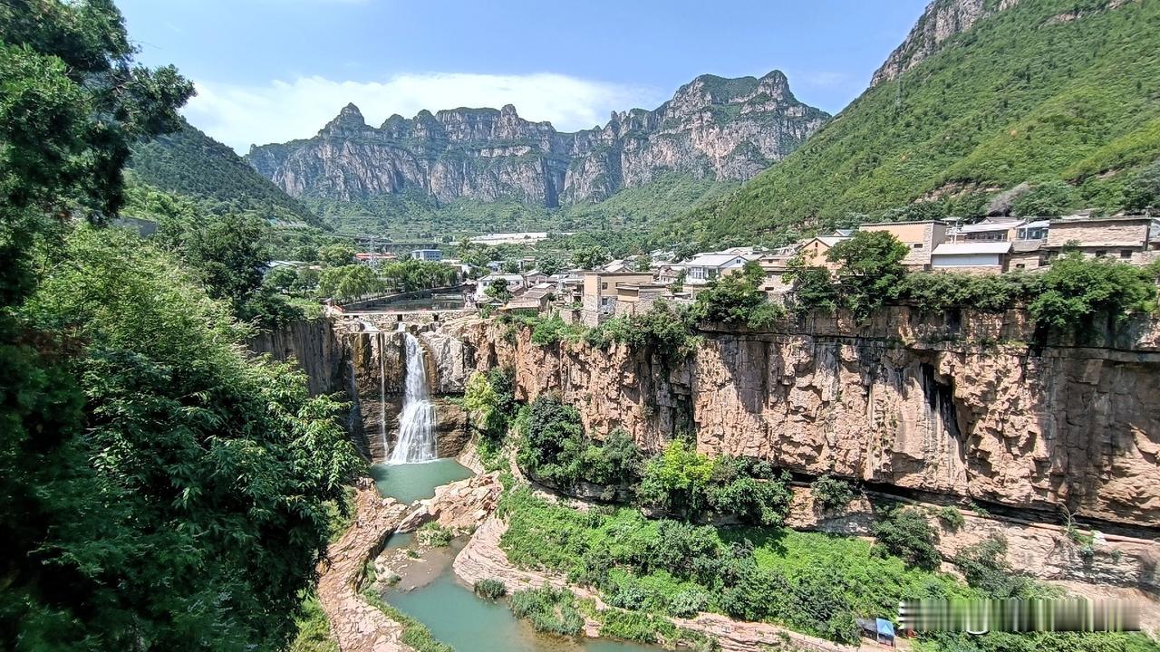 山西名胜霓虹村瀑布，交通便利高速直达，免费停车。霓虹村坐落在悬崖绝壁上，森林覆盖