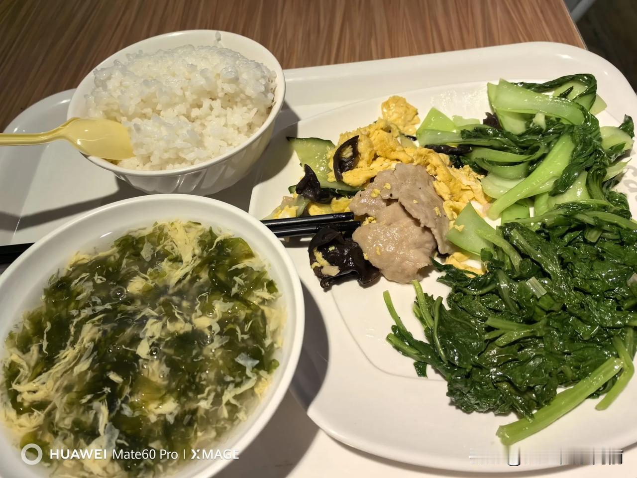 一个人不愿做饭，就去青岛市北区合肥路永旺商场的亚惠厨房打卡买一份套餐。今天这份套