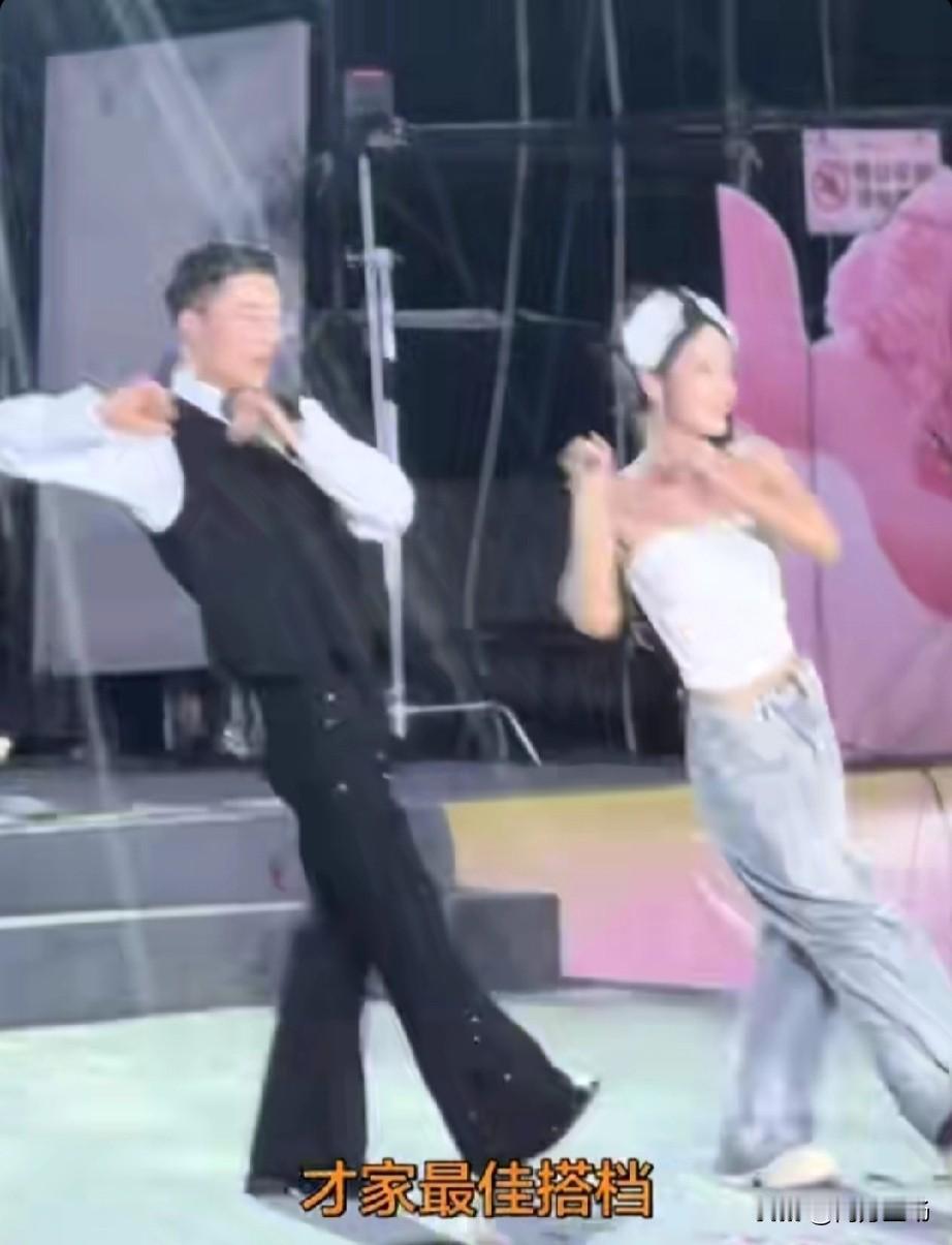 刷到郭有才和李佰万合体跳舞的视频，绝了！这俩人真是神仙组合，唱跳都在线，配合得那