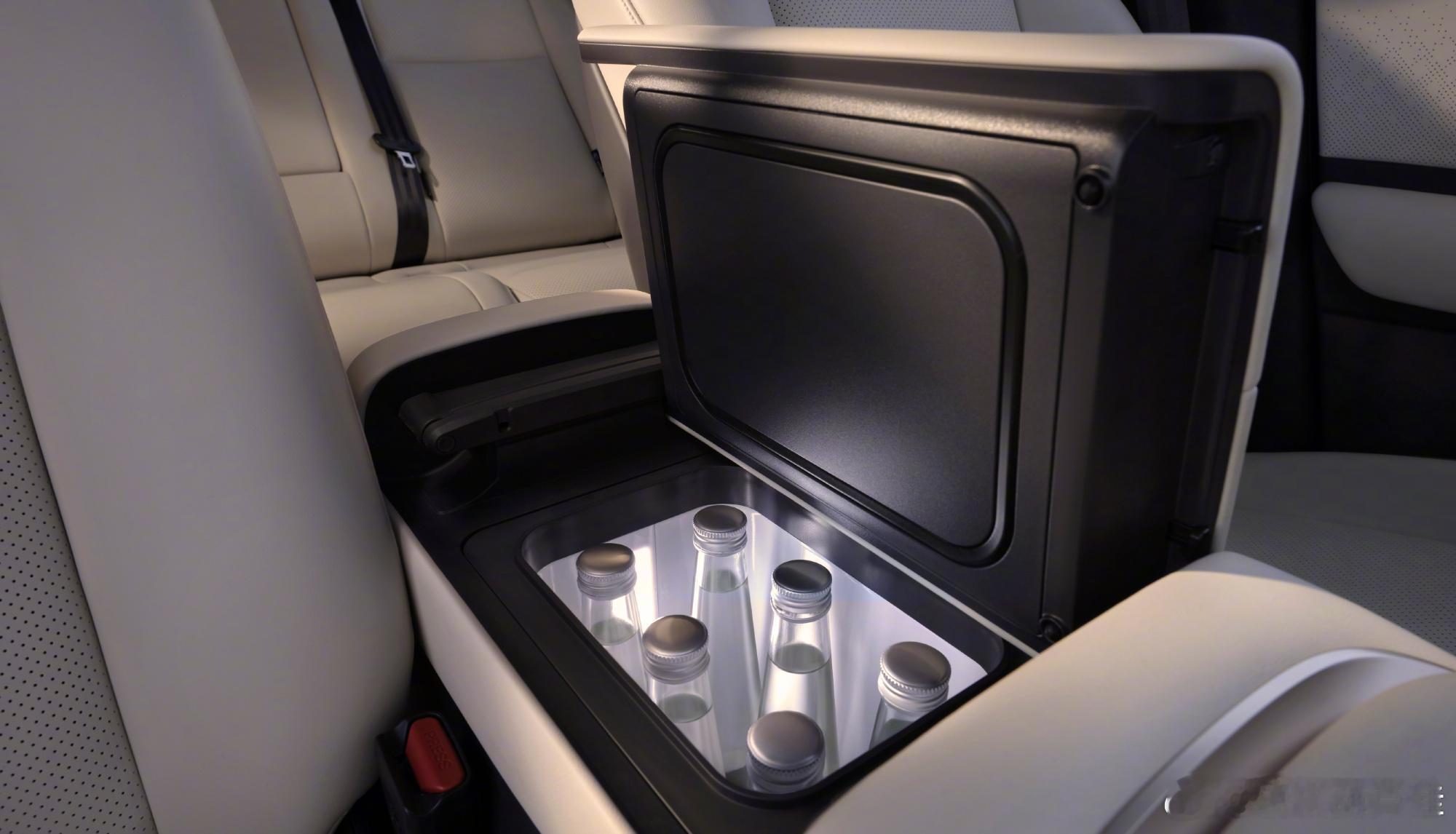 NX8告别老三样拥抱AI新五件当汽车学会了拥抱——致东风日产NX8的一封情书深夜