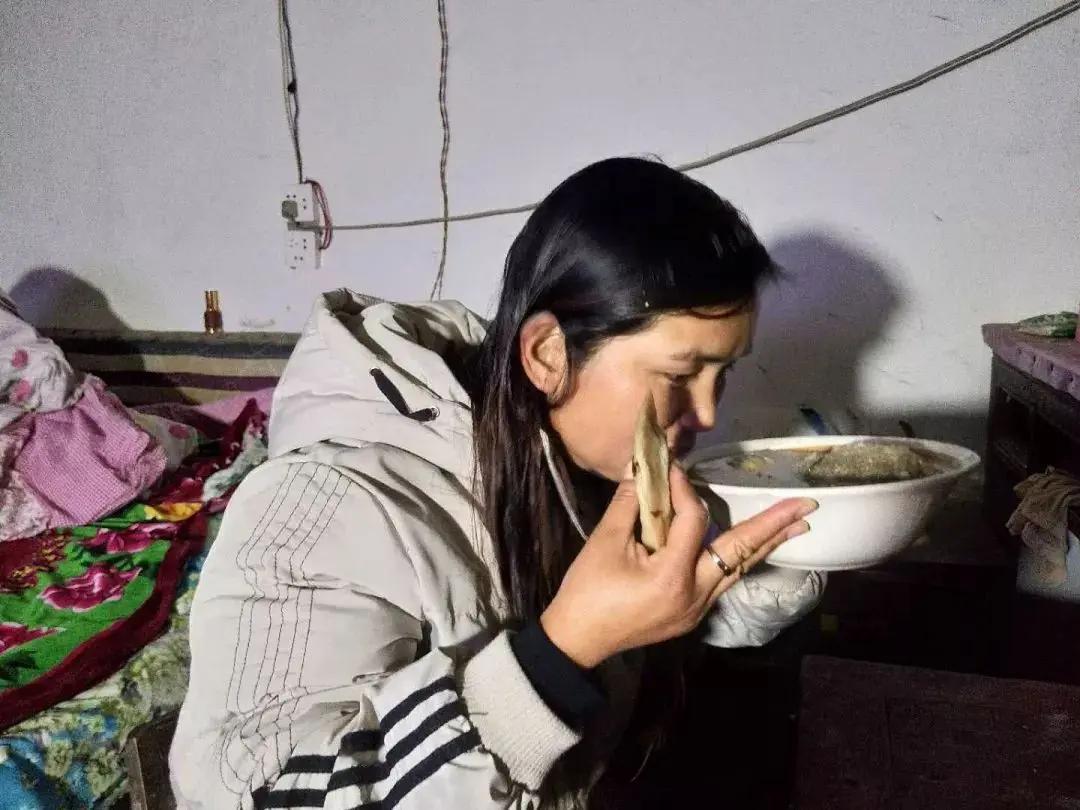 你说的正是近期很受关注的 许俊云 案例：211毕业、原财务主管 → 转行高空“蜘