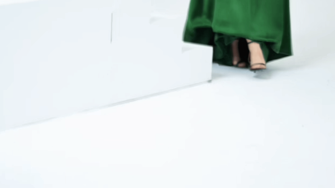 赵丽颖最新物料有！“抬眼，入心，在流动的绿意里，漫步韵律”[送心][送心]丽颖一