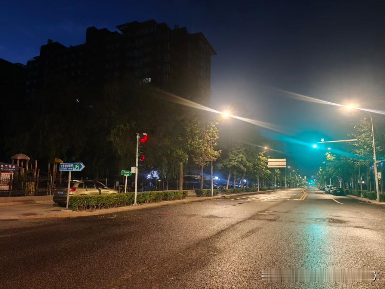 早晨气温低，深秋有点冷的感觉，需要穿外套了，
现在的天气就是早晚温差大，早晚冷，