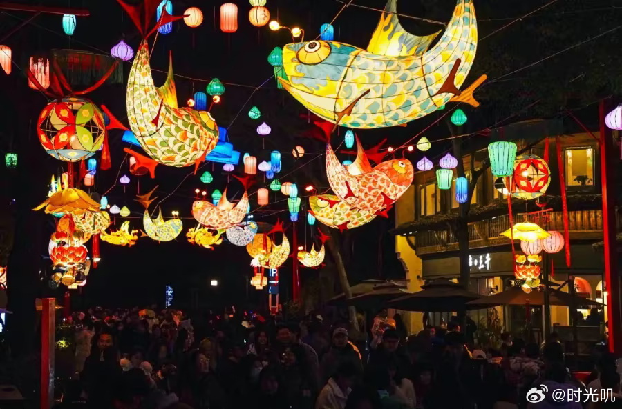 今天元宵节，借良辰美景，愿万象更新。祝你收获圆圆满满的一年！ 