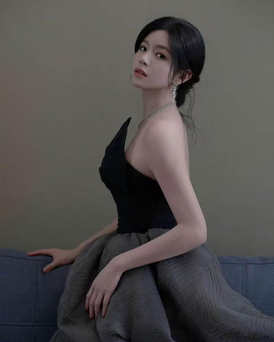 陈妍希发脚的康复情况陈妍希可以走路了陈妍希终于穿上跟腱靴迈出落地的一步，祝她康复