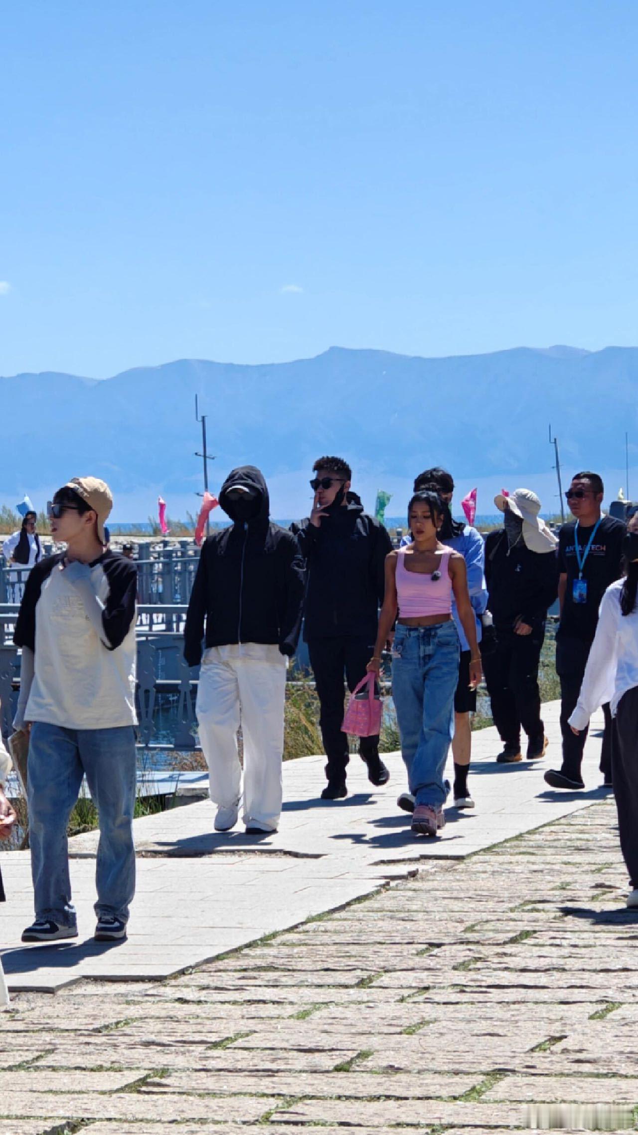 #赛里木湖偶遇吉克隽逸##只有吉克隽逸不怕晒# 新疆赛里木湖，网友有幸偶遇吉克隽