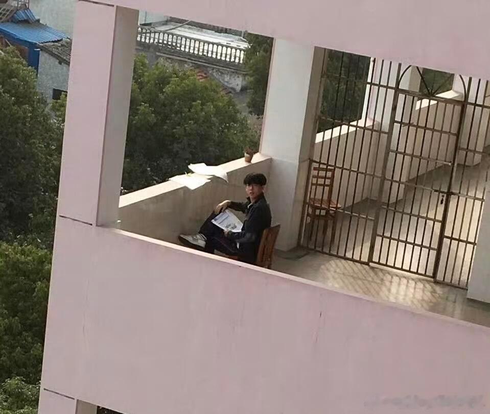 我们老王哥这透明的一生…有网友发出来一张十年前王安宇备考的照片，当初顶着萌萌的蘑