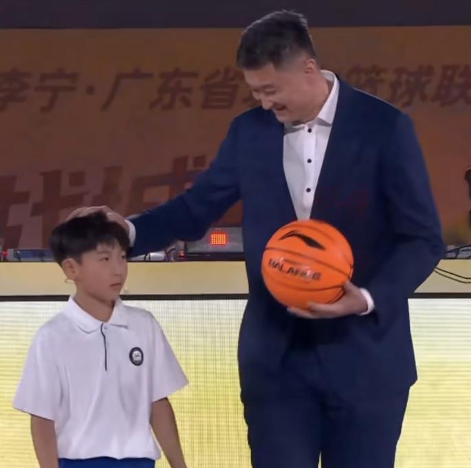 杜锋真是太敬业了，今天从江苏赶回广东参加粤BA的开幕式，昨晚广东队被江苏队绝杀，