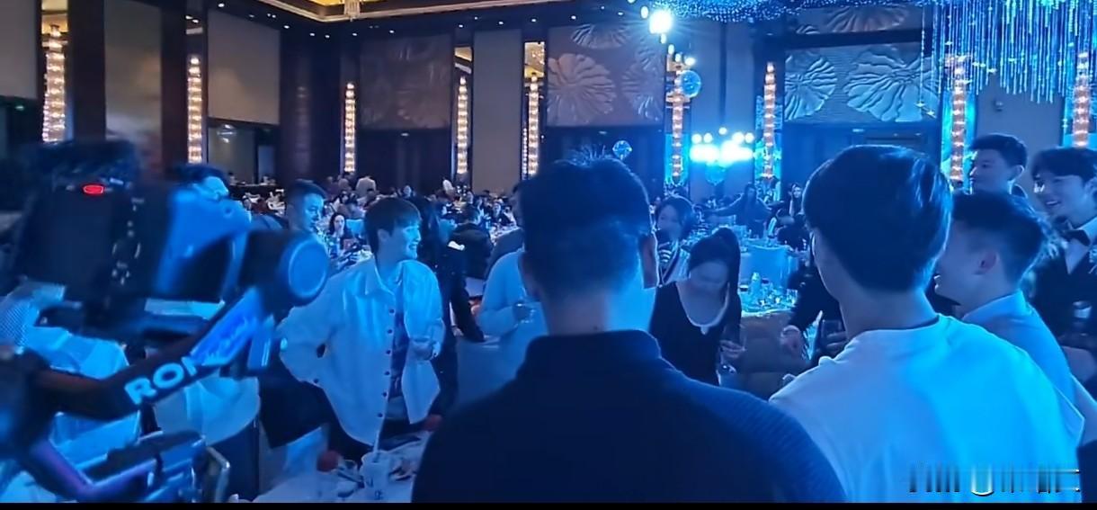 黄雅琼婚礼娘家人桌火了！浙江籍运动员集体合唱，喜气掀翻屋顶
 
黄雅琼的婚礼上，
