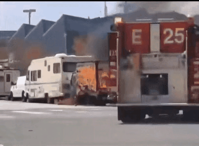 消防车VS洒水车救火
万万没想到
洒水车的喷水量这么大
15秒灭火

灭火洒水车