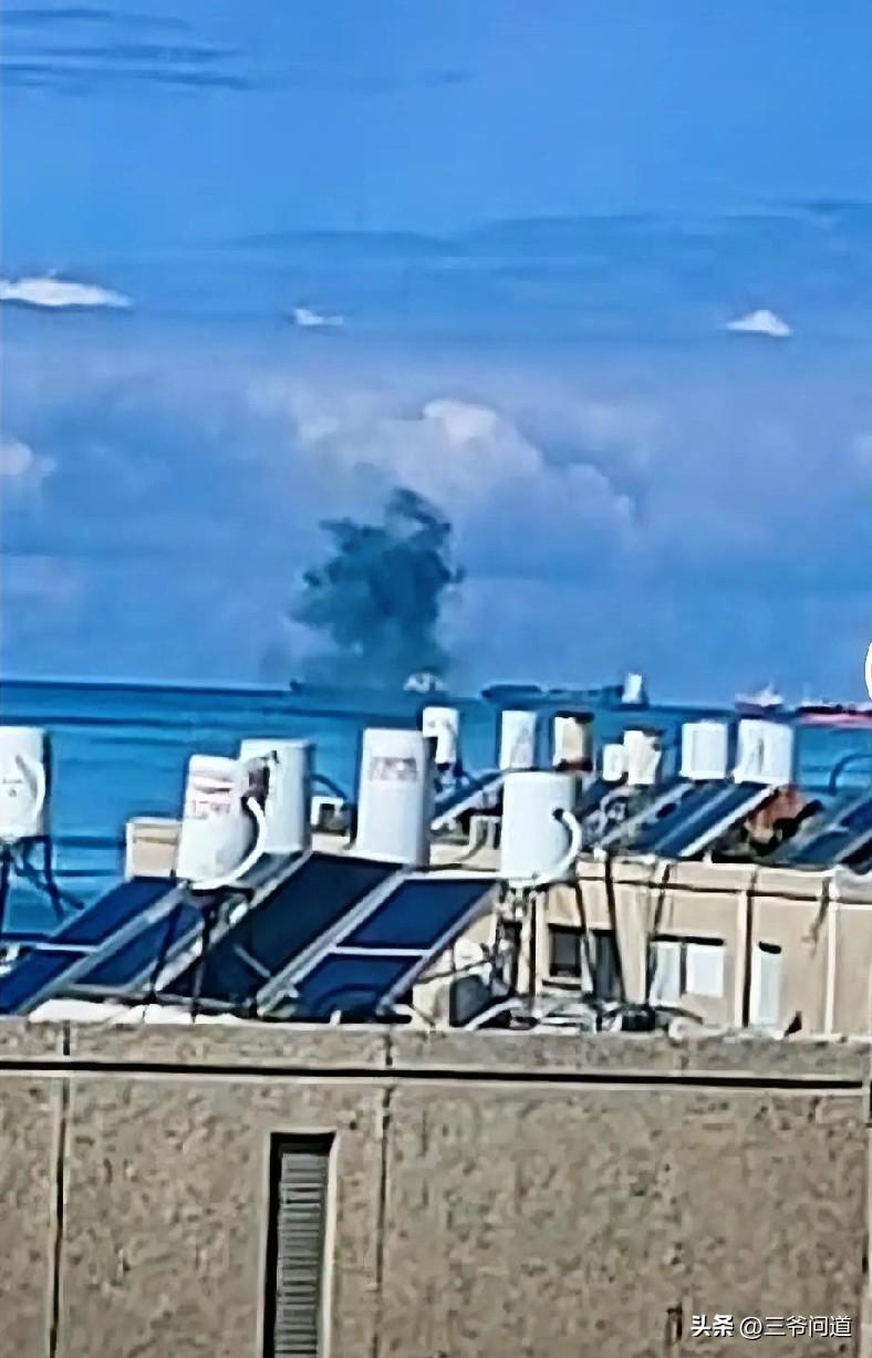 美国航母被炸这一事件，无疑是对现代海战格局的一次深刻颠覆。它首先印证了高超音速导