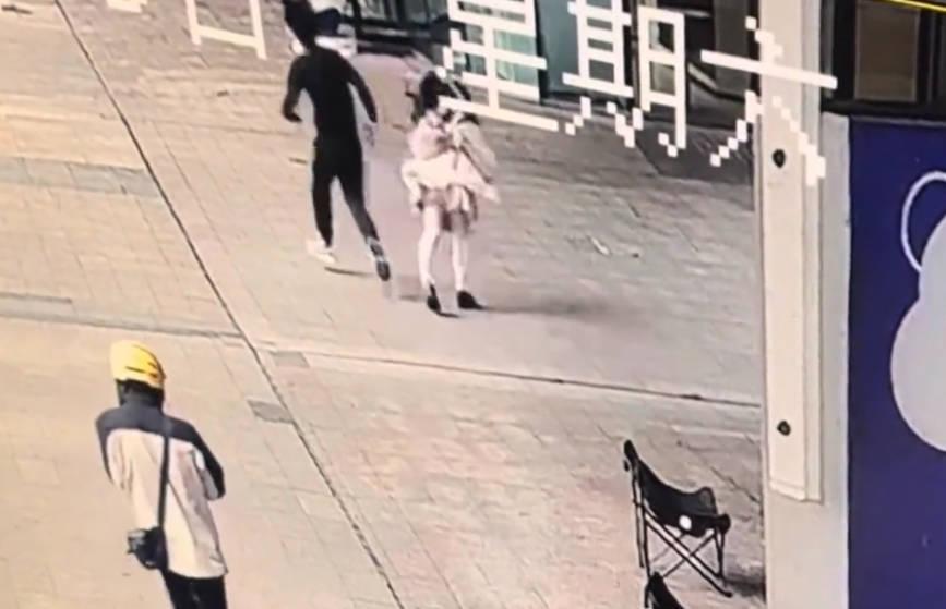 女子全城寻人称遭男子背后冲撞受伤，从视频中已经明显地看到该男子故意冲撞女子后扬长