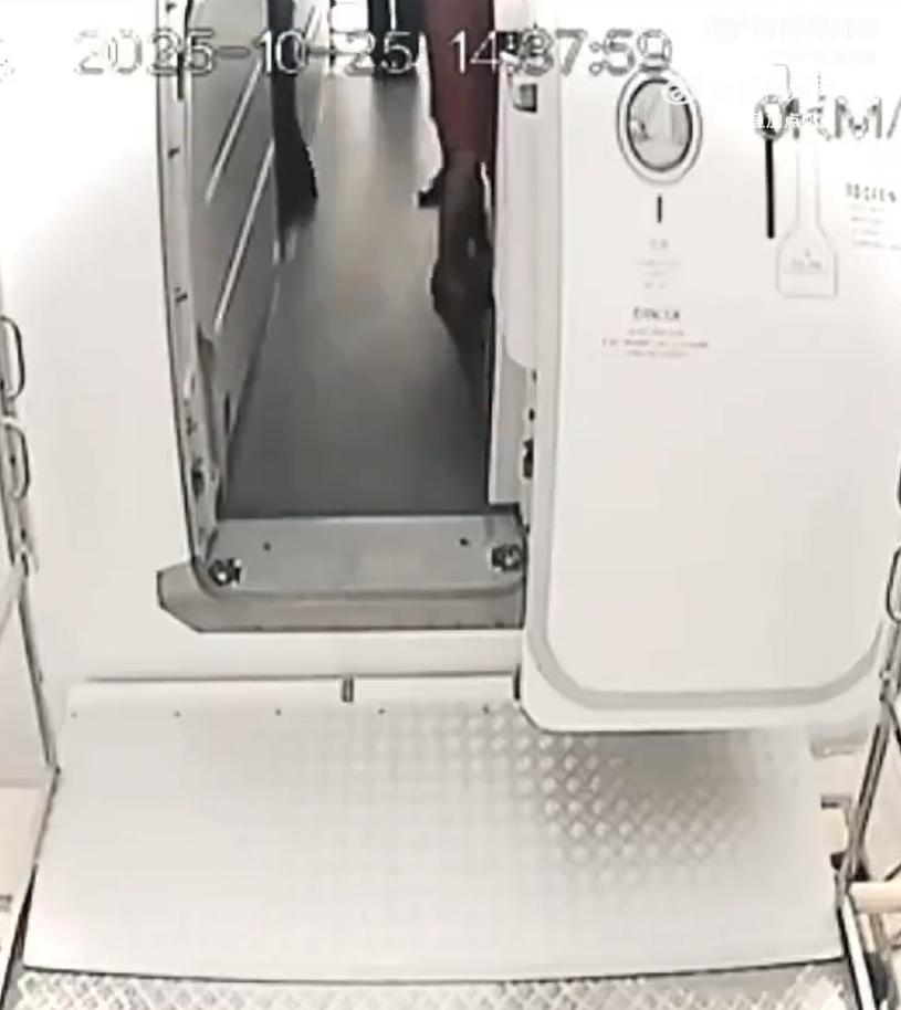 郑智化无须道歉。

升降机和机舱门有落差，残疾人登机有障碍，这都是事实，可是，因