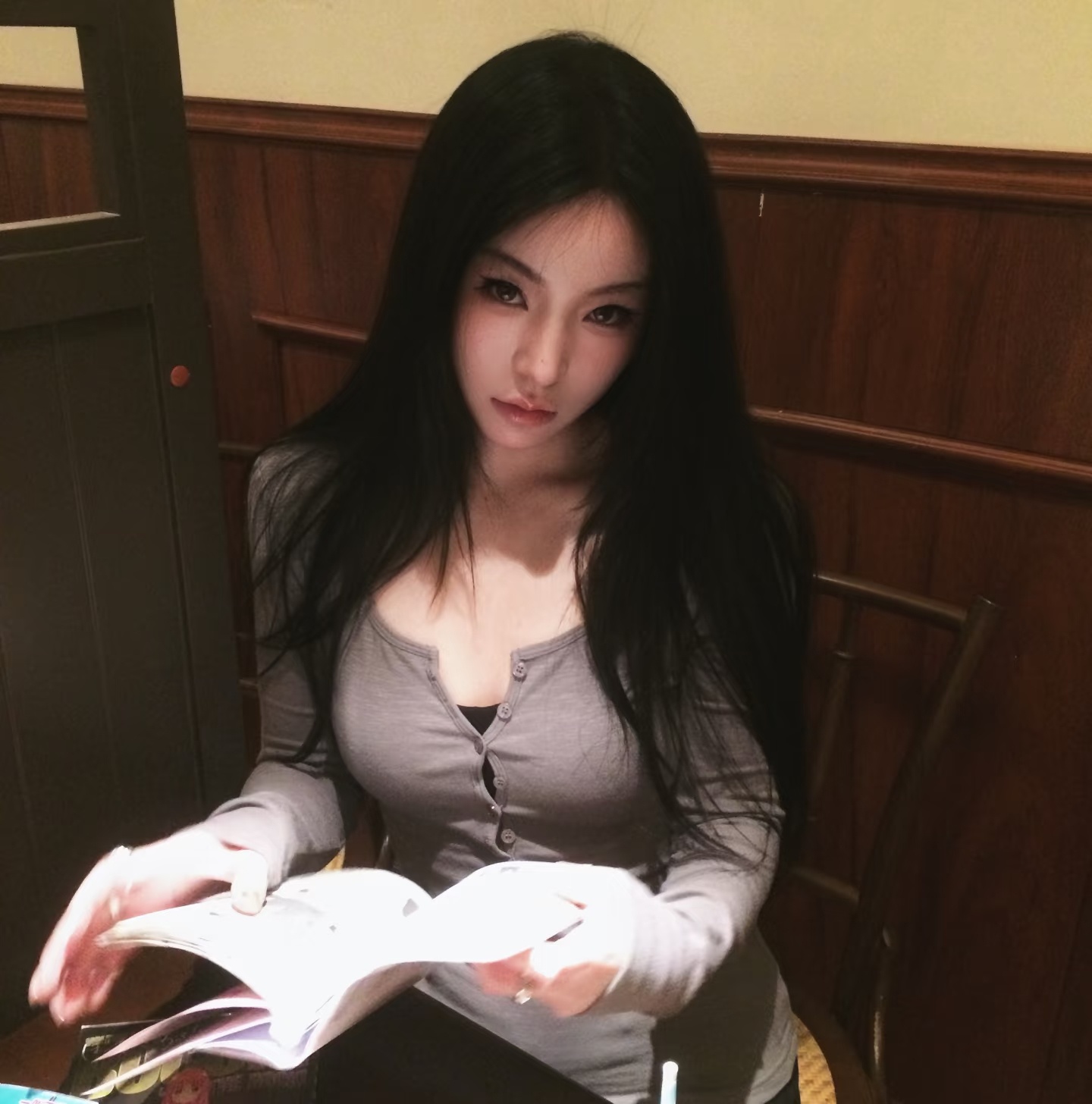 美甲做的多了还是纯色好看 头发染多了还是黑色耐看 你见的人越多 你才发现还是一个