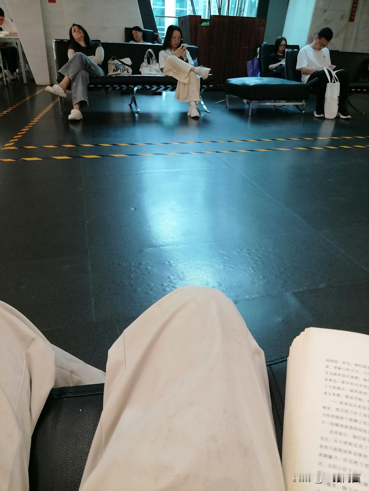 2026年5月9号，还没找到工作的我跑到广州图书馆看书。在这偌大的图书馆里，安静