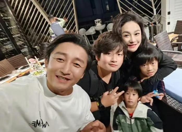 近日，拳王邹市明老婆冉莹颖发文感慨儿子很贴心，为了给家里减少开支，每餐午饭控制在