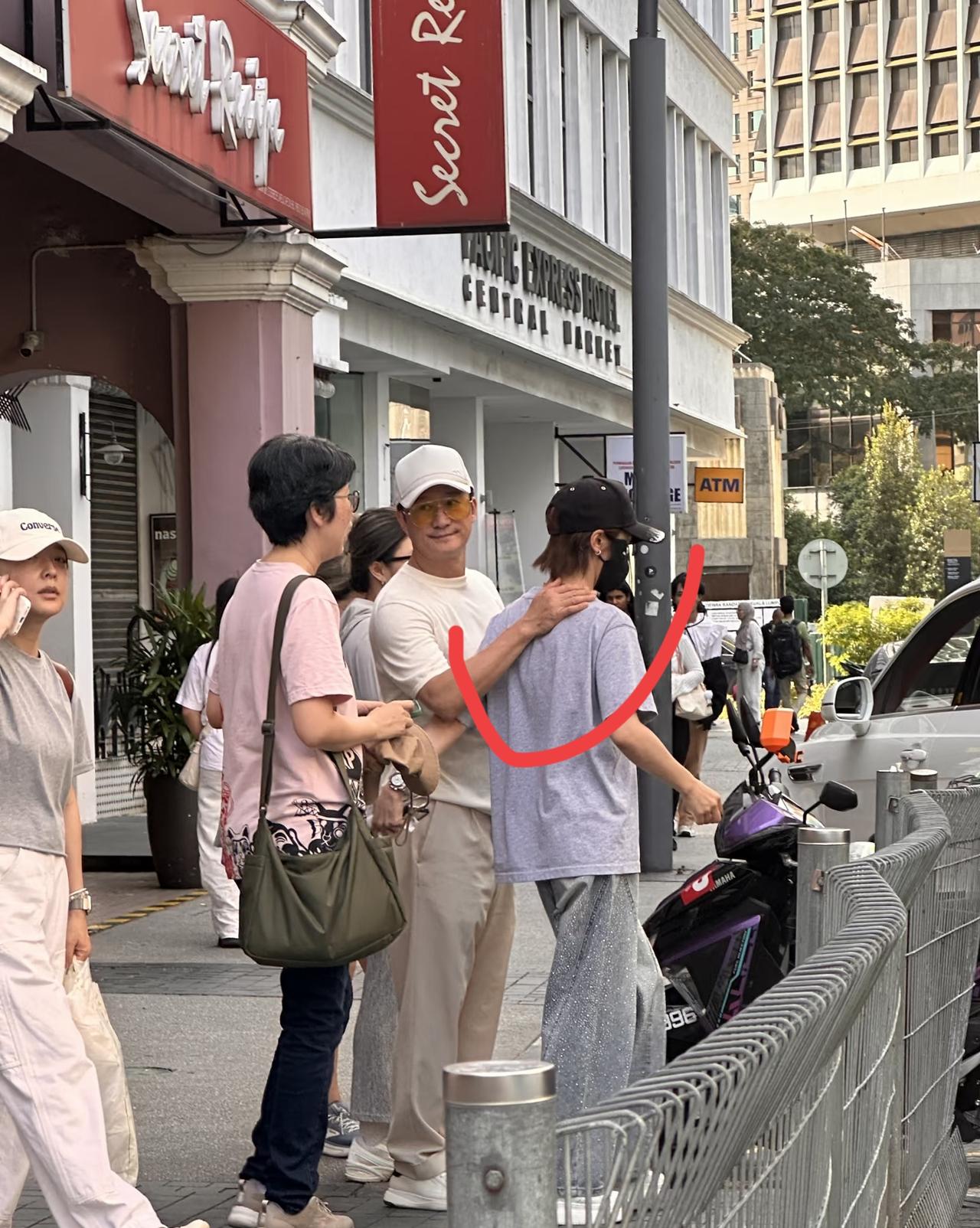 一个细节就看出来，这就叫宠妻！难怪两个人感情那么好。