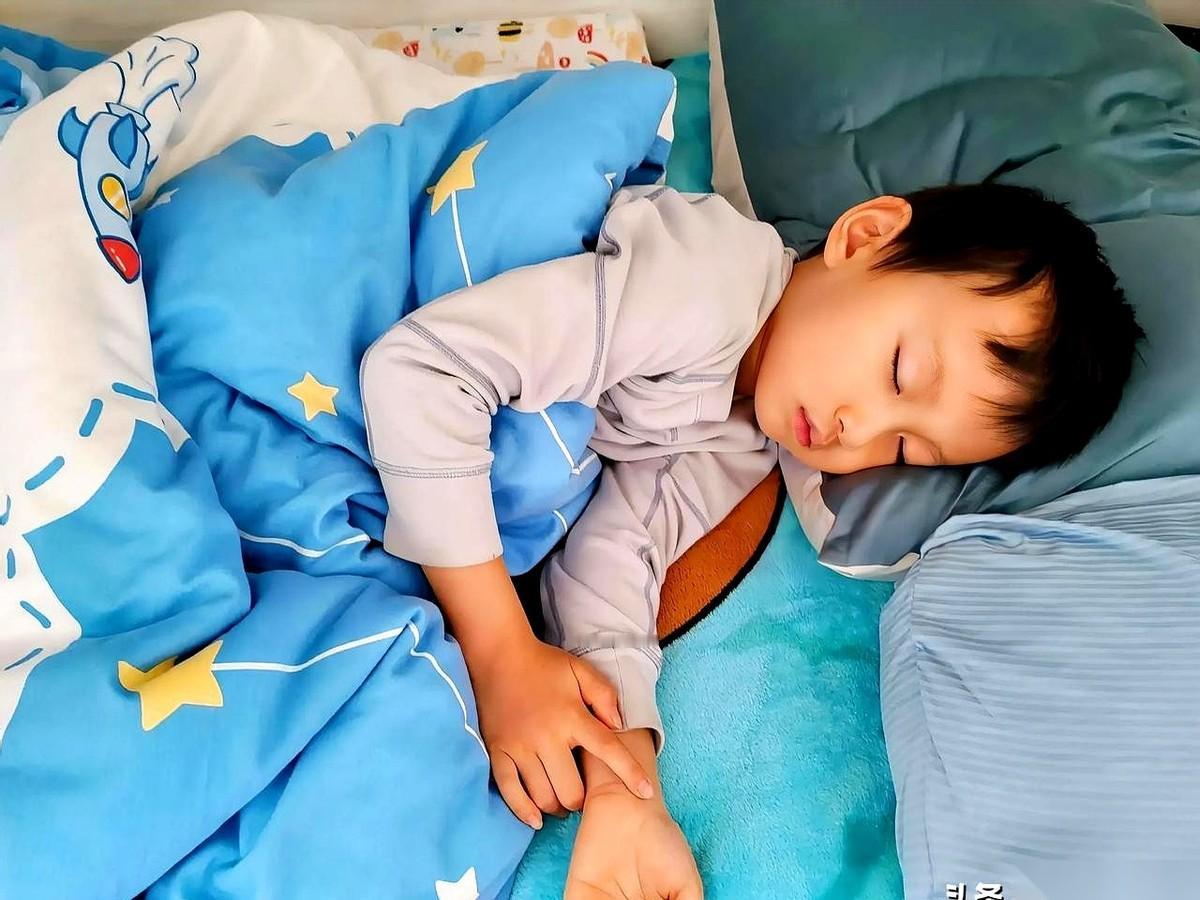 我那股火，真的，已经顶到脑门了。
熊孩子生病，早上非要在床上喝糖浆，好家伙，一扭