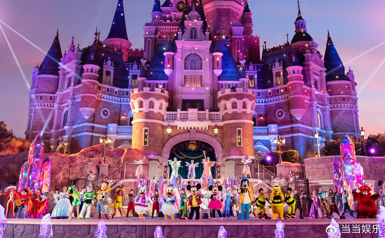 刘宇宁来到迪士尼 10 周年庆典现场，他在这儿演唱了全新的主题曲，并且和游客一块