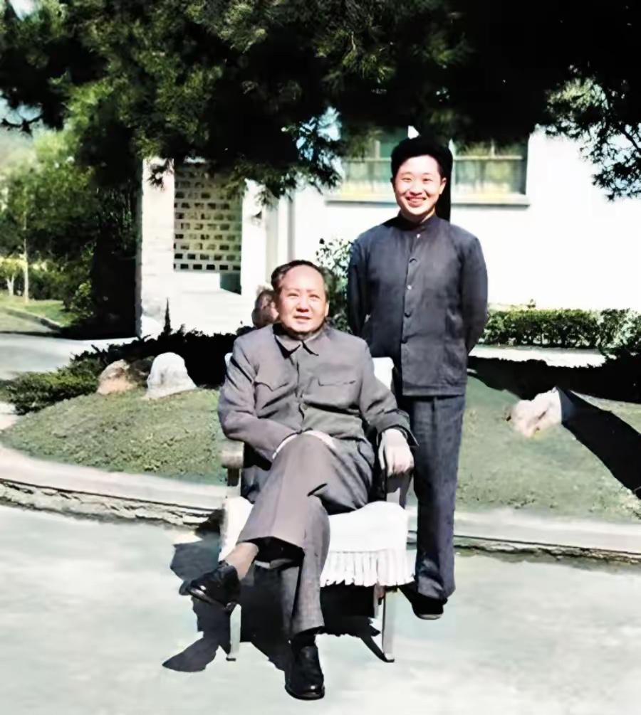 这是71岁的毛主席和周福明在武汉东湖宾馆梅岭一号的罕见合影，都看看吧，伟人天庭饱