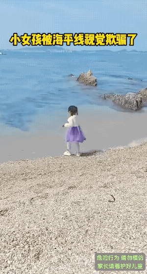 男子皆有可能是小女孩的爸爸，从动态图上看，男子的反应，应该是慢了点。
拍视频的估