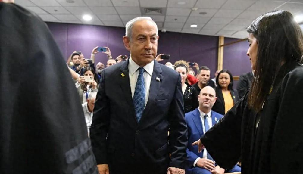 4月12日，中东的地平线上演了一场极度荒诞的“生死时速”：一边是巴基斯坦谈判桌上