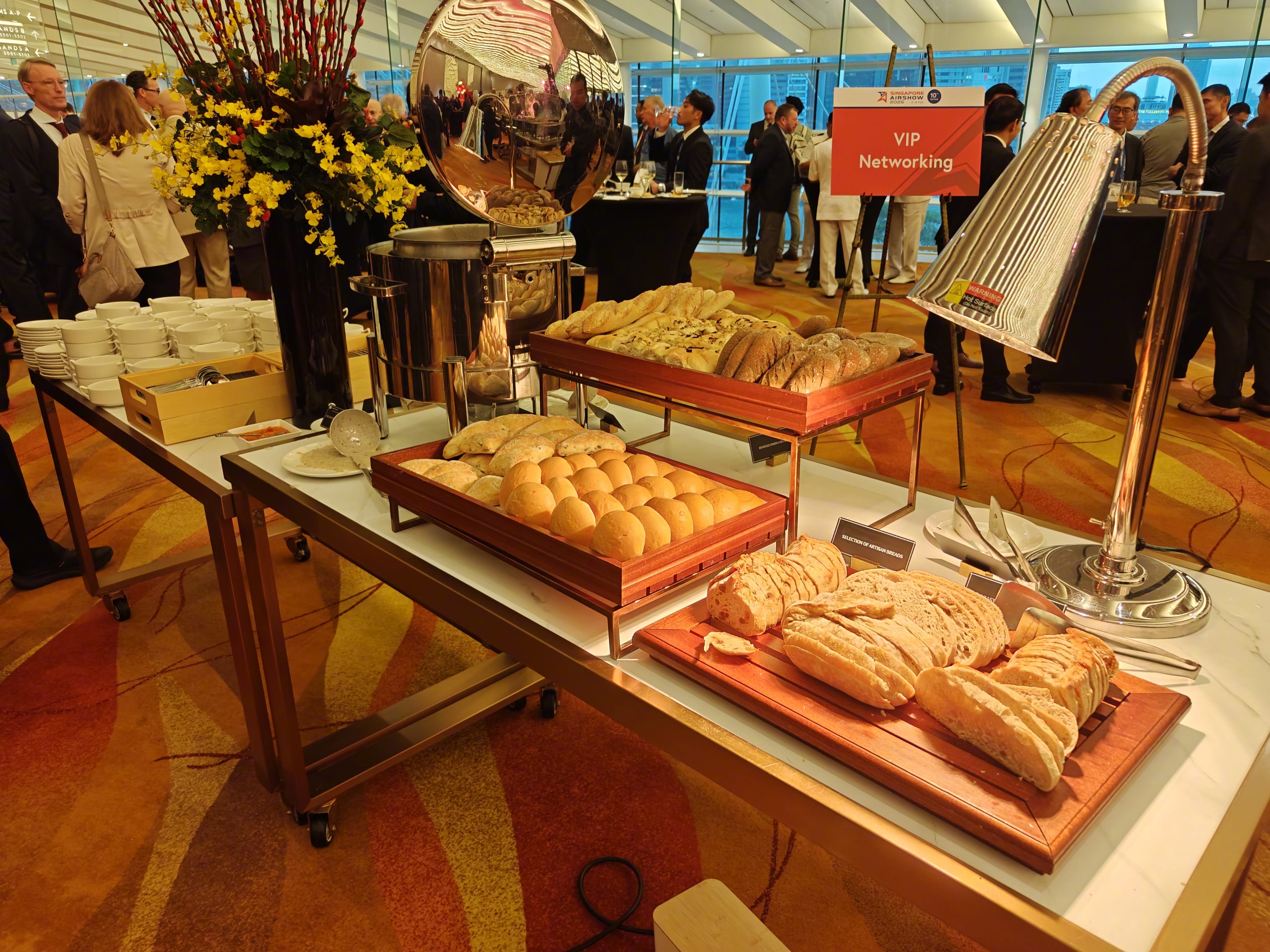 航空君航空科普 新加坡航展开幕晚宴，东西太多了，瞬间吃饱，还没地方坐。航空创作计