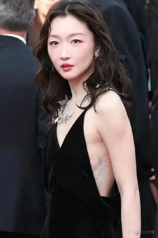 周冬雨身上的纹身，你能猜到纹的是什么图案吗？

请恕我孤陋寡闻，我真的是第一次看