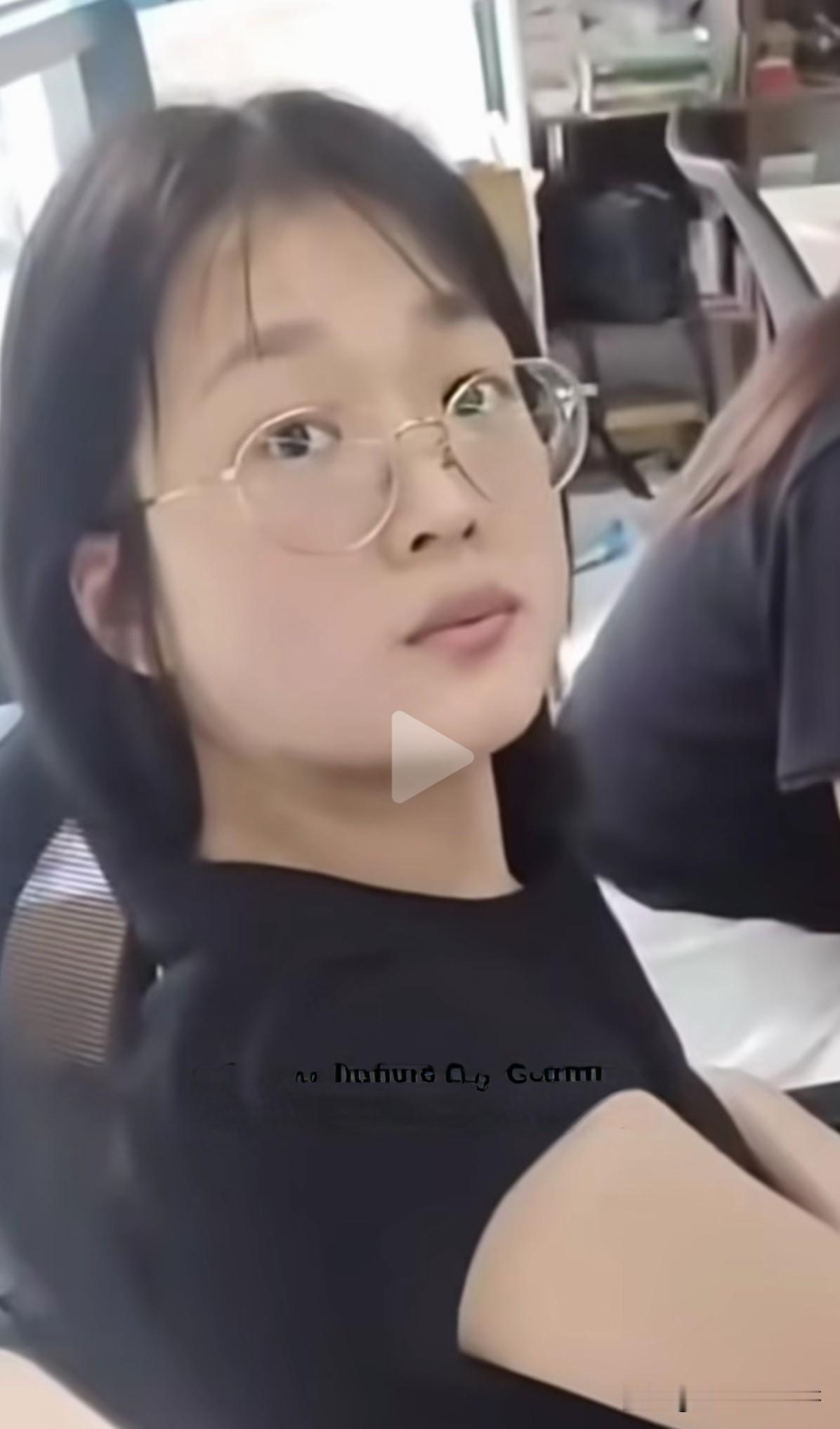 这个女的是谁啊？怎么老给我推这个人？