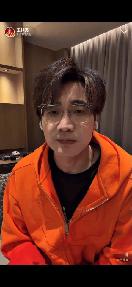 王铮亮直播王铮亮2025年巡演毕业 直播里粉丝弹幕几乎是刷屏式的表白，他看到后一