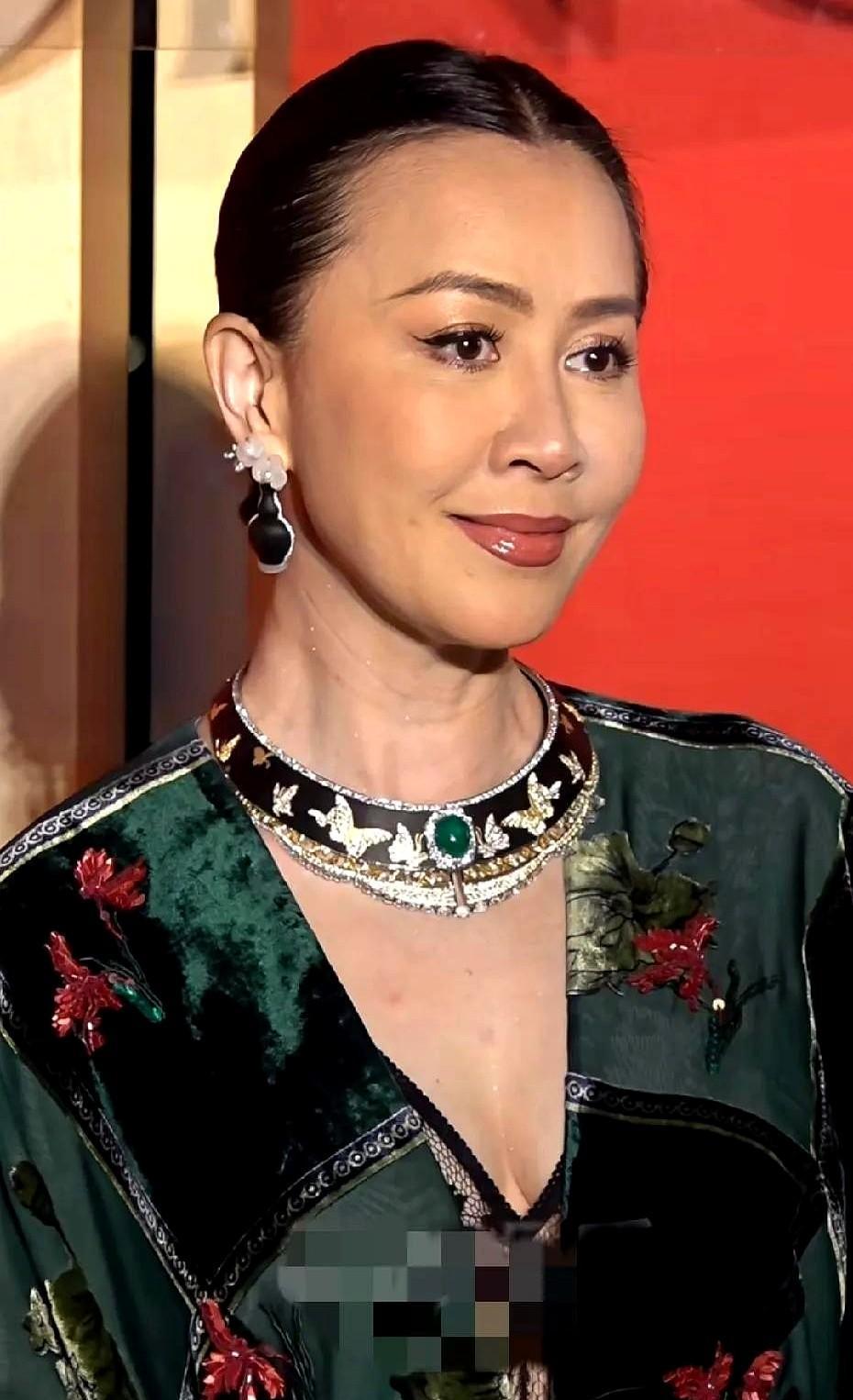 刘嘉玲穿透视裙上台，没人在乎她59岁。
她瑜伽练到汗把地砖浸出印子，饭吃三口就停