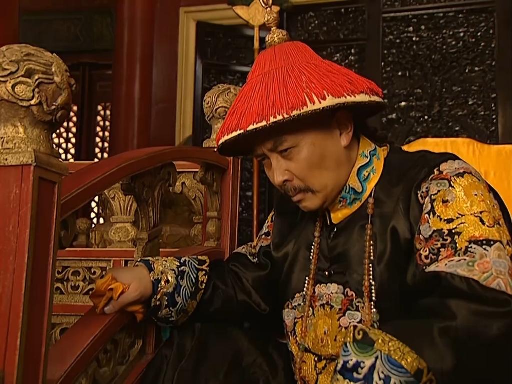 雍正到底是不是篡位?
‌说雍正改诏篡位肯定不对，文字对不上‌，清朝用繁体字，“于