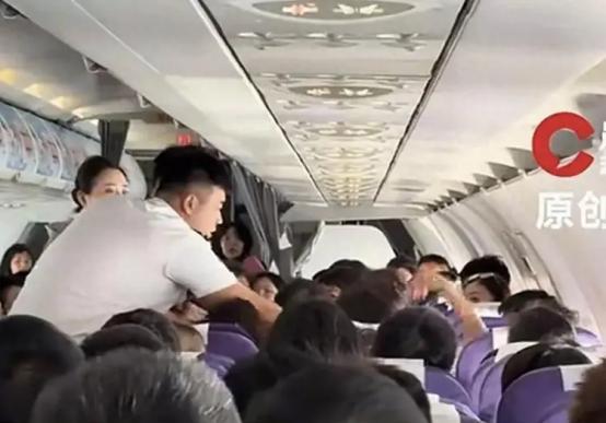 8月6日，龙江航空LT6618航班上发生的一件事，这几天在网上越吵越热。
 
事