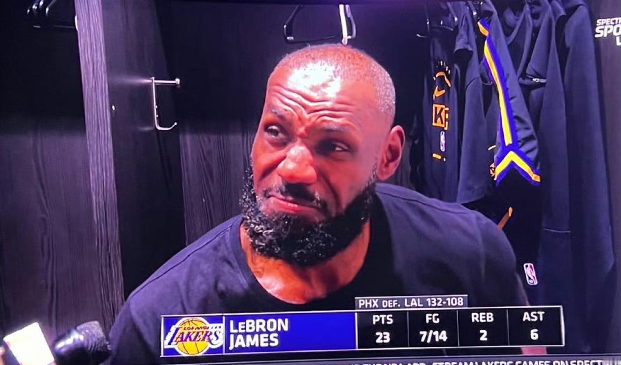 詹姆斯罕见爆粗！
我们的防守像凌晨4点的马路！"当詹姆斯说出这句话时，摄像机捕捉