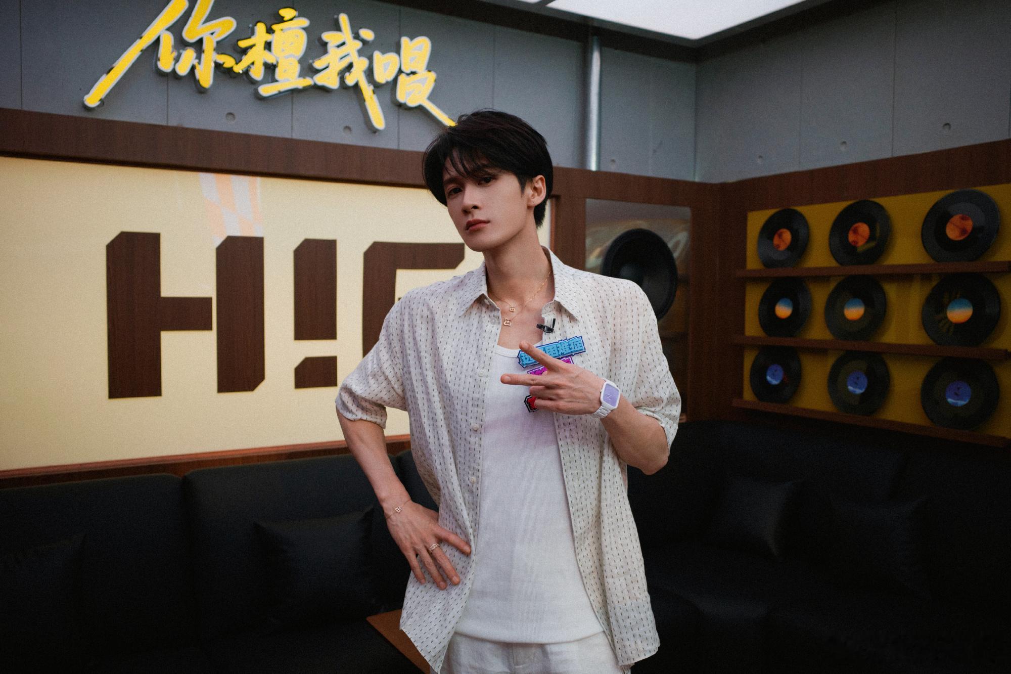檀健次曲库到底藏多少歌常常感慨，檀健次的曲库根本看不到边界。多年舞台沉淀，自带庞