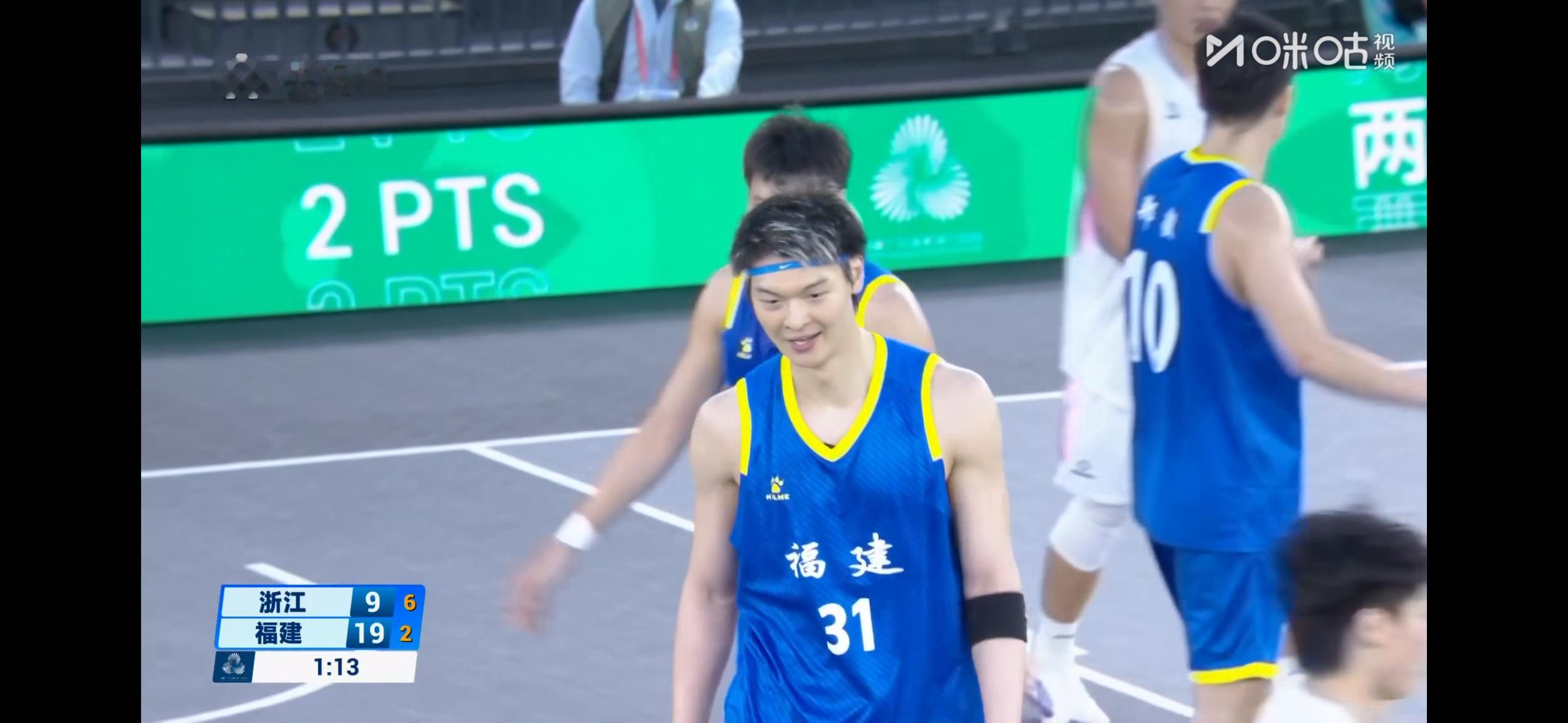王哲林全运会首秀，12投10中，拿到12分、9个篮板和2次助攻，帮助福建三人男篮