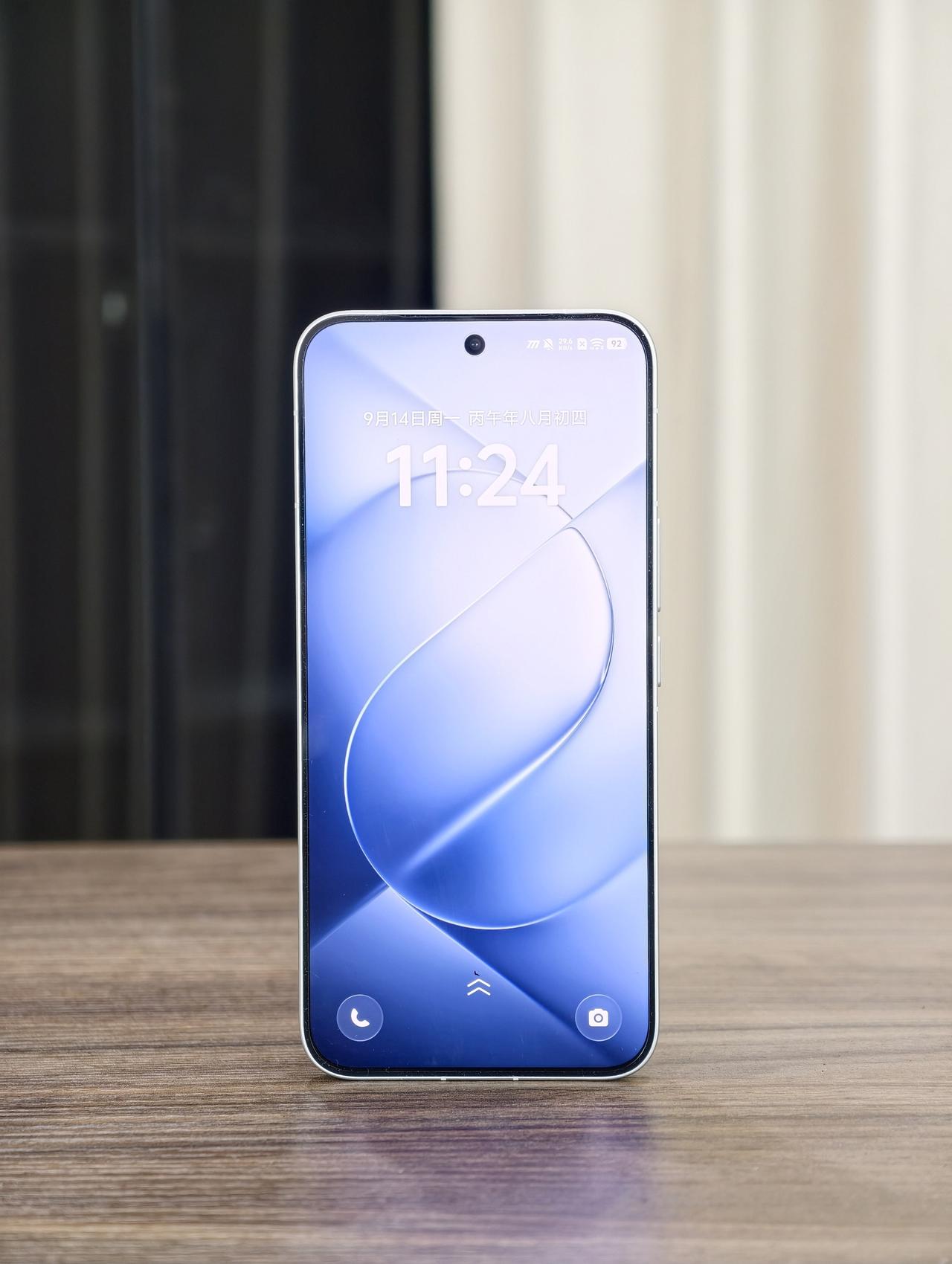 快速上手iQOO 16这款手机，屏幕很惊艳，初感就是720P上1080P的感觉，