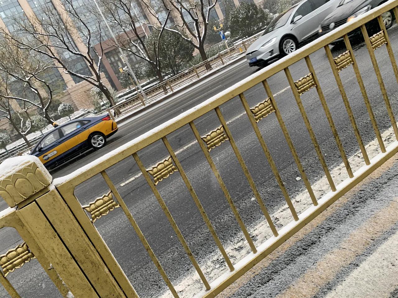 北京的城市保障力不一般强大，下了一天一夜的大雪了，还在下，没有哪个城市道路能保持