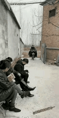 这个送快递的女子几句话把男子的老婆惹毛了，误会了不是，男子说这日子没发过了。