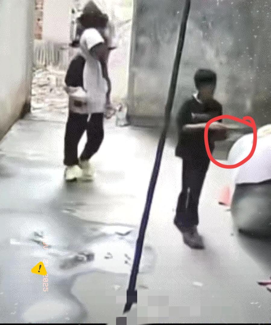 倒反天罡了！广西，一小男孩和几名同学之间闹矛盾，男孩跑回家中躲避，不料几名同学也