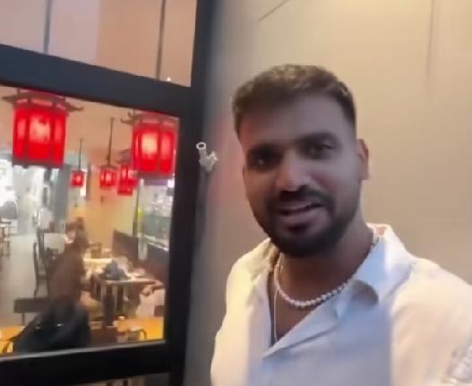 一位印度高种姓男子来到了中国，他本身在印度就高高在上的，可是来到中国却没人把他当