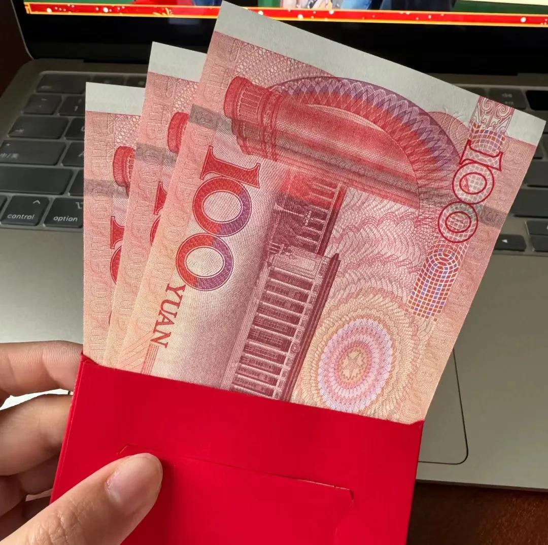 前两天有个同事结婚，我没去吃席，但我还特意给了她300红包。没想到，这个小小的举