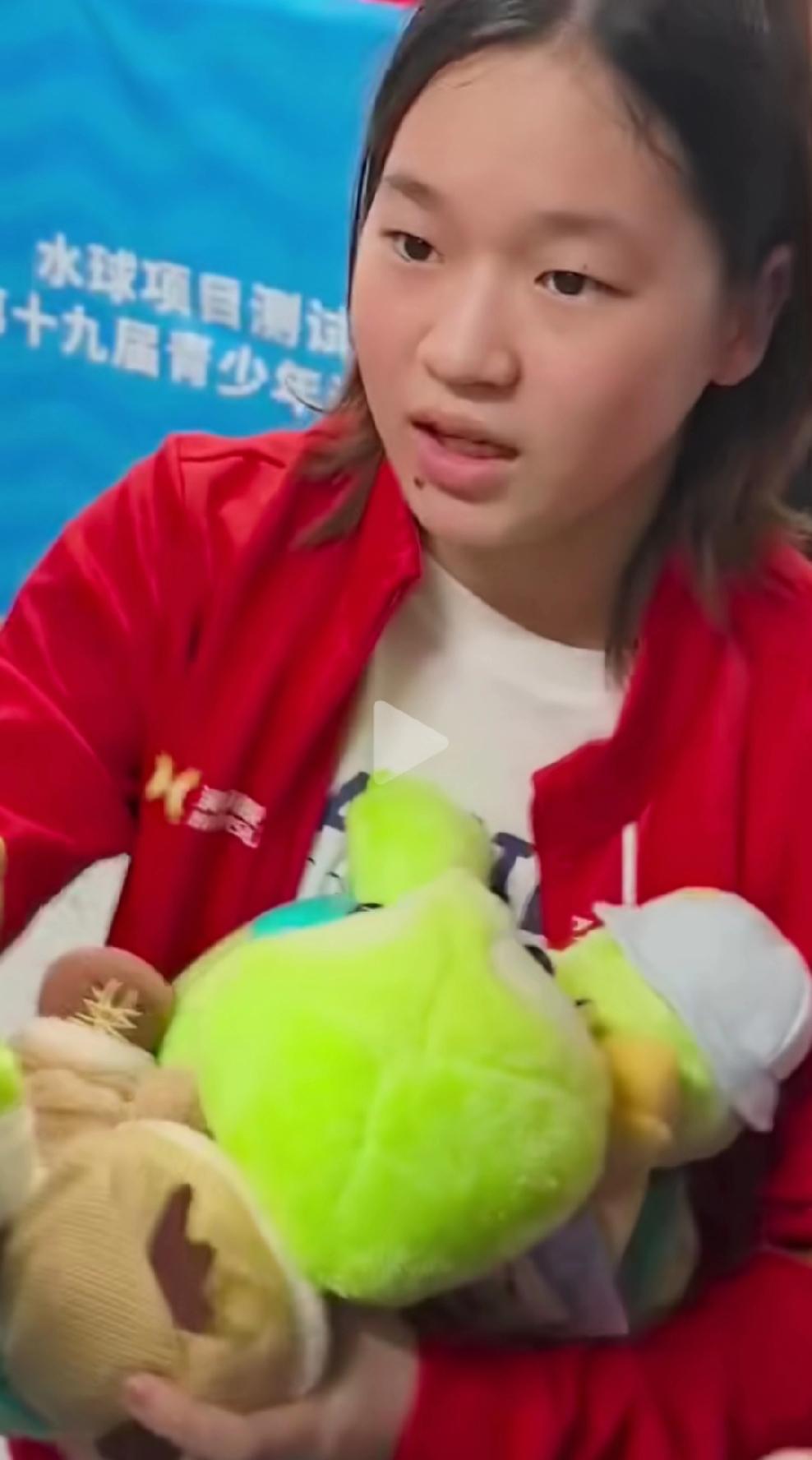 粉丝们一看到全红婵，那尖叫声震耳欲聋！大家都太热情了，纷纷把自己精心准备的玩偶送