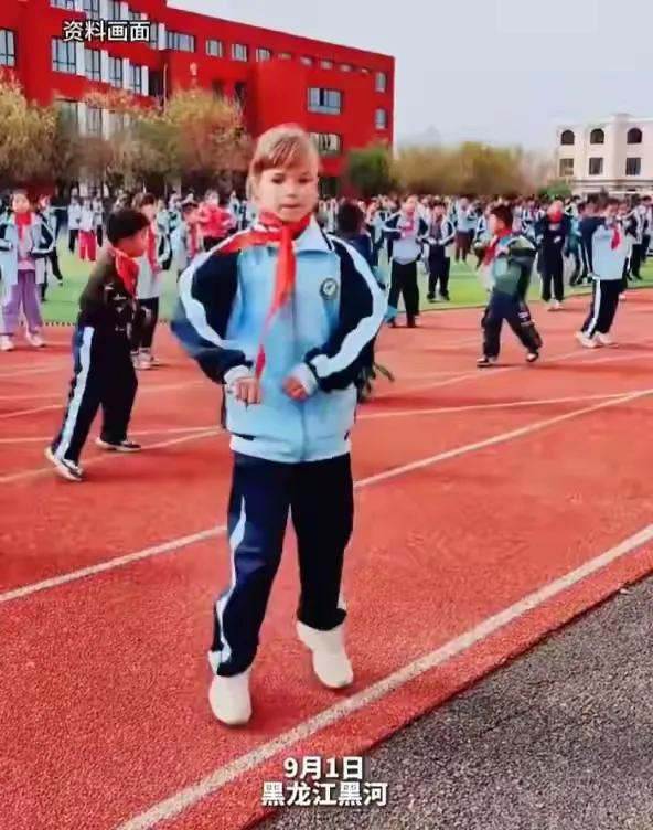 九月，学生开学，在中国的边境城市黑河，黑河小学迎来了大批俄罗斯学生，这个新学期，