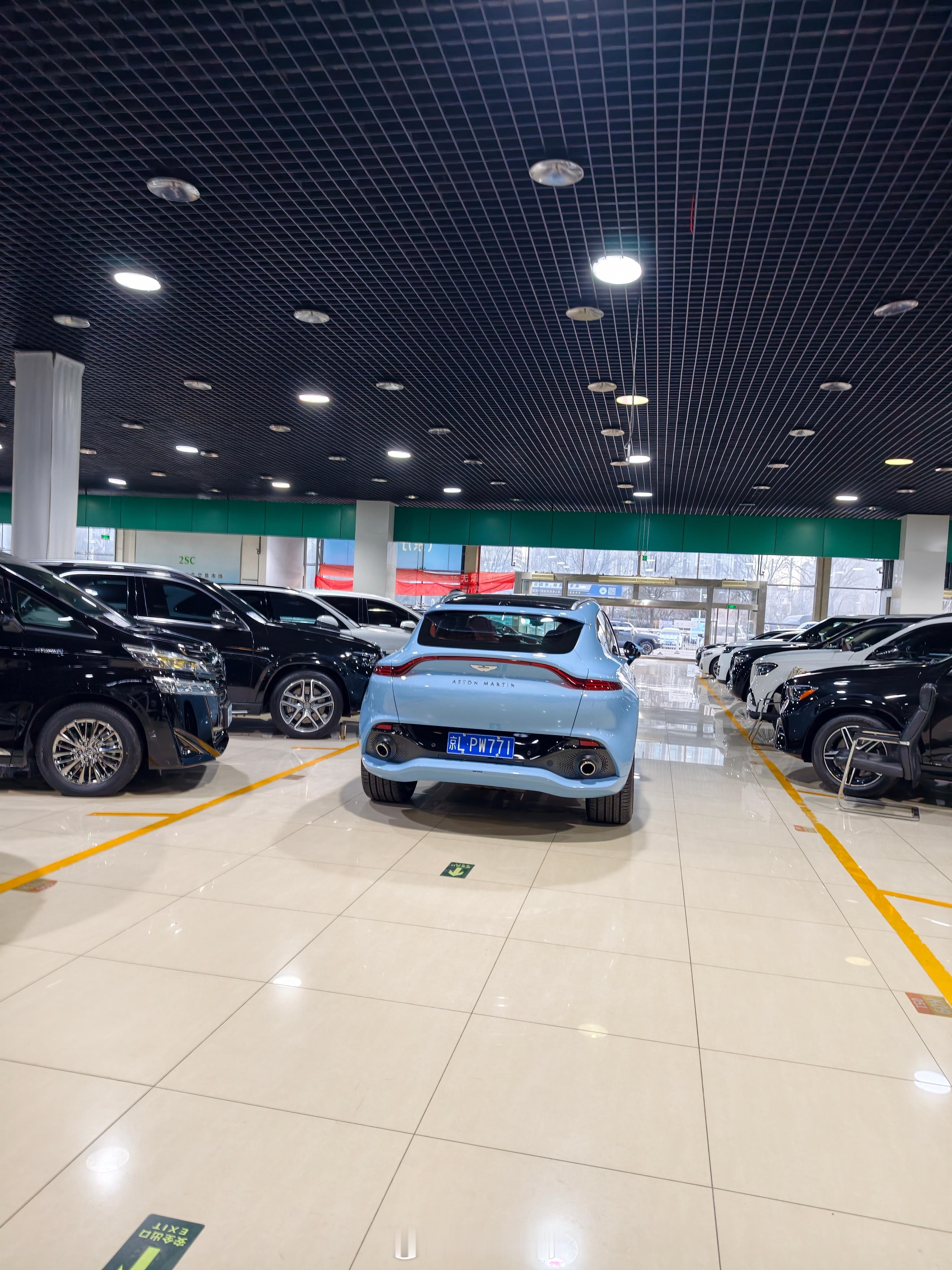 偶遇二手车市场的豪车馆。这车屁股咋看着这么眼熟。