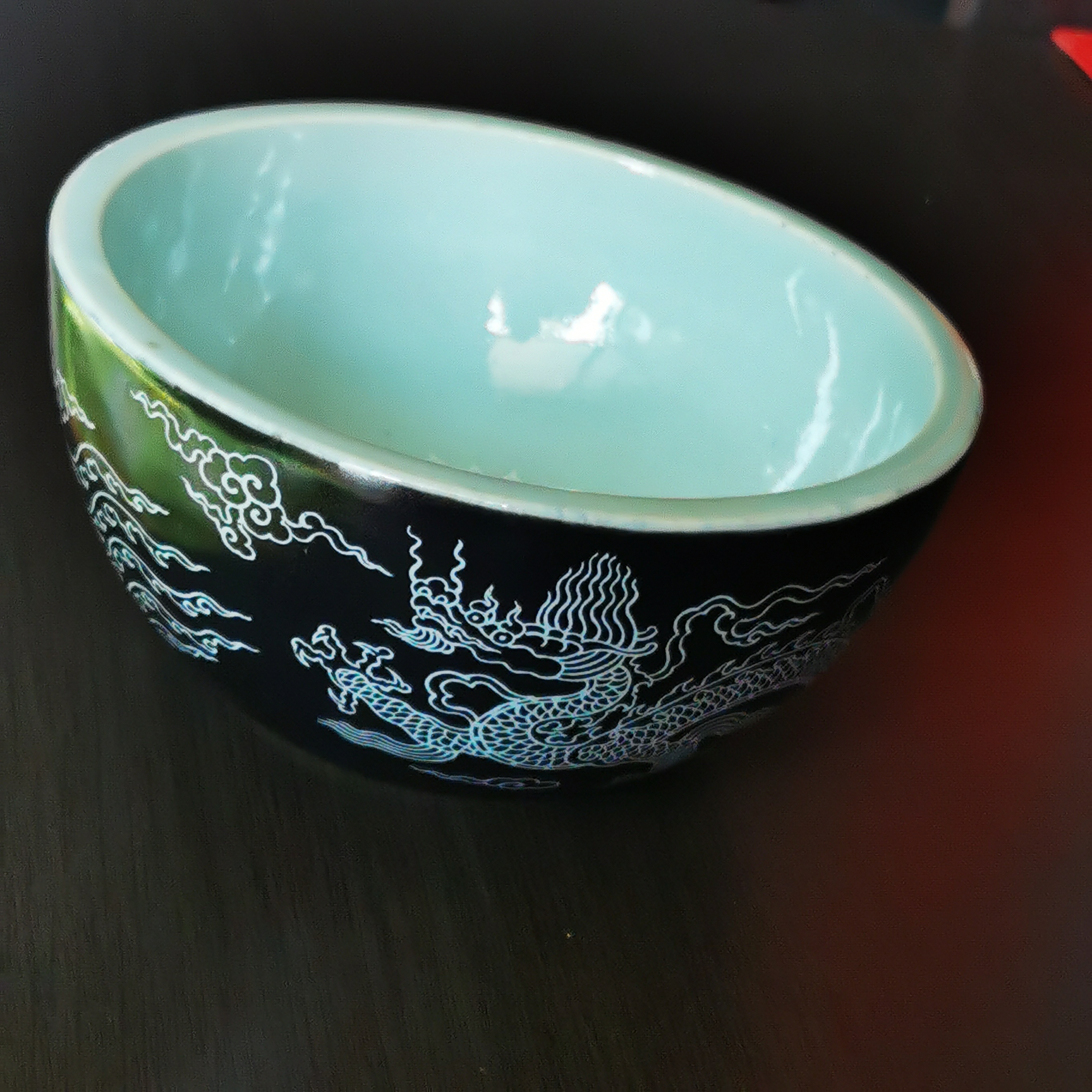 这款黑釉白色沥粉钵，底足露胎处显示，自然氧化 ，过渡痕迹明显的细沙底。 它的 釉