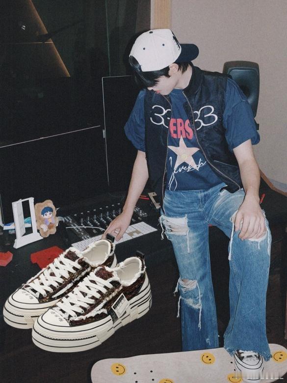 在近期po文中上脚【xVESSEL Double Rise新款“泰晤士河”】沉稳