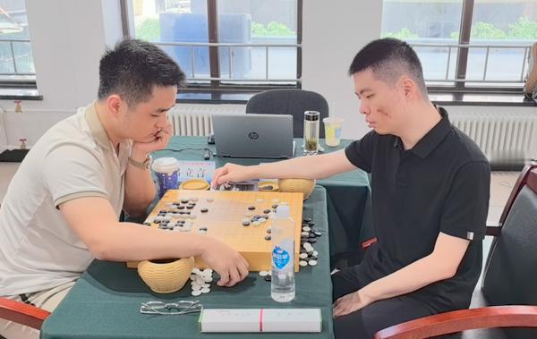 “快刀手”李钦诚九段速胜吕立言六段，率先挺进阿含·桐山杯八强！

第26届阿含·